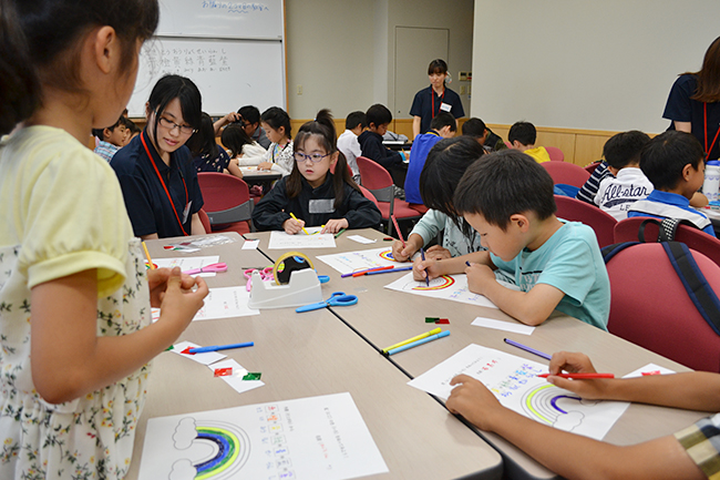 The eighth time of the popular free event "Da Vinci Masters" which creates opportunities to have interests in children's science and mathematics through experiences such as experiments and observations was held on Sunday, June 10, 2018, Gakushuin Women's University It was held in! Many children and parents also enjoyed "Da Vinci Masters" this time.