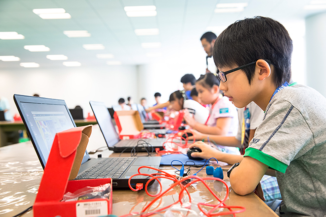 At Roppongi Hills, we will collaborate with MIT Media Labs on programming, biotechnology, VR experiences etc, "MIRAI SUMMER CAMP" where children can meet cutting-edge technologies from Saturday, July 21st to August 27th (Monday), 2018 Holding We are looking for participants!