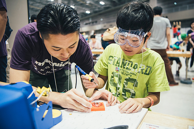 2018年8月4日（土）・5日（日）東京ビッグサイトで日本最大のテクノロジーDIYイベント「Maker Faire Tokyo 2018」が開催！新しいテクノロジーとユニークな発想でつくられた作品の展示とデモンストレーション。ワークショップや子供たちの夏休みの自由研究にも！