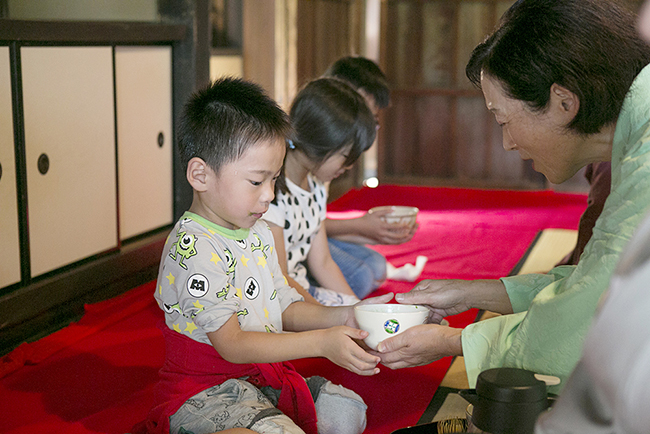 日本の伝統文化・芸能を国内外へ広く発信することを目的に、子供たちや外国人など、誰もが気軽に参加できる大規模な茶会「東京大茶会 2018」が、2018年10月13日（土）・14日（日）に江戸東京たてもの園で開催！子供と一緒に茶道を体験！浜離宮恩賜庭園でも！