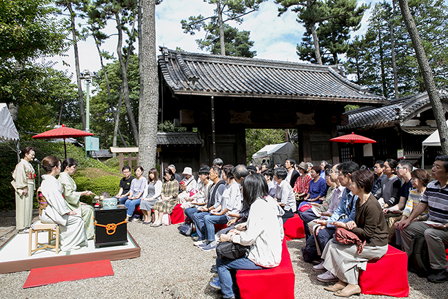 日本の伝統文化・芸能を国内外へ広く発信することを目的に、子供たちや外国人など、誰もが気軽に参加できる大規模な茶会「東京大茶会 2018」が、2018年10月20日（土）・21日（日）に浜離宮恩賜庭園で開催！子供と一緒に茶道を体験！江戸東京たてもの園でも！
