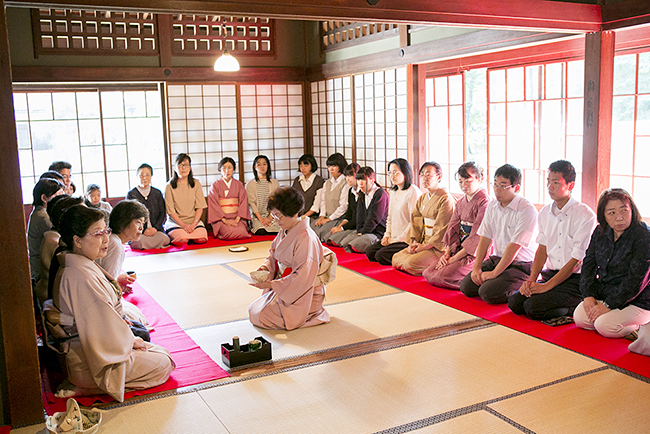 日本の伝統文化・芸能を国内外へ広く発信することを目的に、子供たちや外国人など、誰もが気軽に参加できる大規模な茶会「東京大茶会 2018」が、2018年10月13日（土）・14日（日）に江戸東京たてもの園で開催！子供と一緒に茶道を体験！浜離宮恩賜庭園でも！