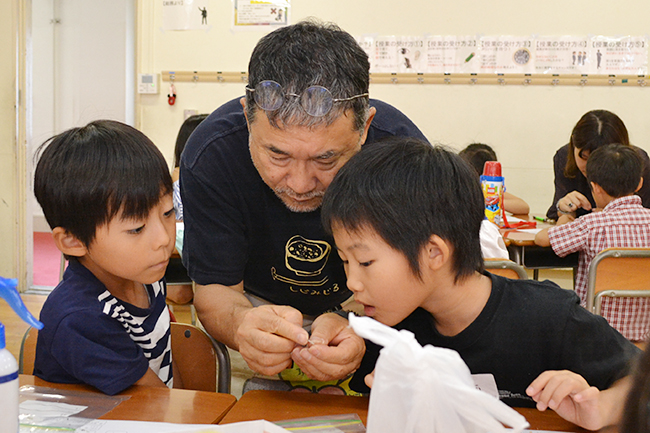 科学や数理への興味を抱くきっかけづくりを行なう、子供はもちろん親御さんにも大人気イベント「第10回 ダヴィンチマスターズ」が2018年9月16日（日・祝）京華女子中学高等学校で開催！学習院女子大学国際文化交流学部教授、しじみ先生こと品川明先生にインタビューし、にぼしの解剖から学ぶ類推力、「味わい教育」など食育について教えていただきました！