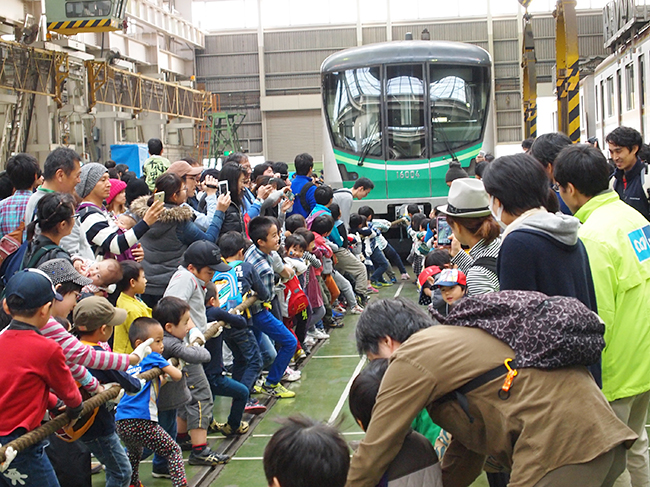 2018年11月18日（日）綾瀬車両基地で車両基地イベント「メトロファミリーパーク in AYASE 2018」が開催！東京メトロの車両基地を一般公開し、車両洗浄や車両乗車体験、車両をみんなで引っ張る綱引き大会など、子供と一緒に家族で楽しめるイベントを実施！2018年10月28日（日）応募締切！