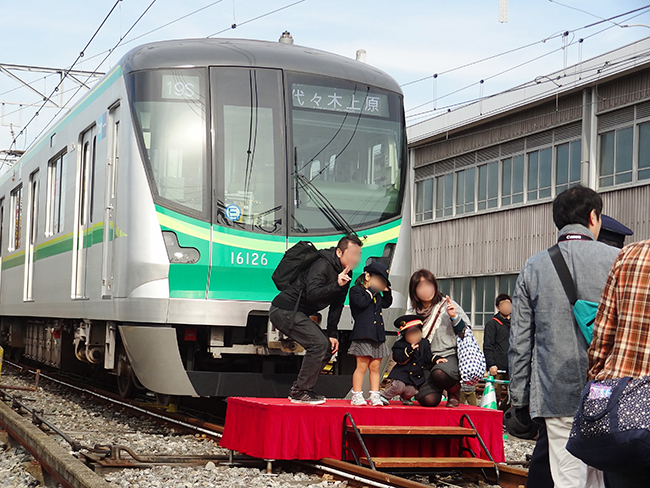 2018年11月18日（日）綾瀬車両基地で車両基地イベント「メトロファミリーパーク in AYASE 2018」が開催！東京メトロの車両基地を一般公開し、車両洗浄や車両乗車体験、車両をみんなで引っ張る綱引き大会など、子供と一緒に家族で楽しめるイベントを実施！2018年10月28日（日）応募締切！