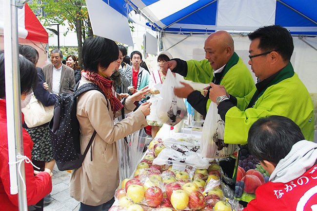 銀座で新鮮な国産農作物を約1,500人に配布！銀座に16道県の新鮮な国産農作物と、人気ゆるキャラが大集合するイベント『美味しい国産農産物チャリティー頒布会』が、2018年10月27日（土）数寄屋橋公園にて開催！16道県の美味しい野菜や果物をチャリティーで配布！ゆるキャラも登場！