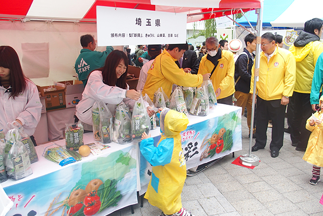 銀座で新鮮な国産農作物を約1,500人に配布！銀座に16道県の新鮮な国産農作物と、人気ゆるキャラが大集合するイベント『美味しい国産農産物チャリティー頒布会』が、2018年10月27日（土）数寄屋橋公園にて開催！16道県の美味しい野菜や果物をチャリティーで配布！ゆるキャラも登場！