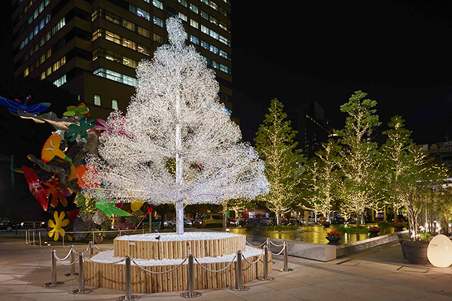 東京ガーデンテラス紀尾井町では、2018年11月12日（月）〜2019年2月14日（木）まで「KIOI WINTER 〜輝きの集い2018〜」を開催！箱根ガラスの森美術館とコラボレートした約6メートルのクリスタルツリーも登場！