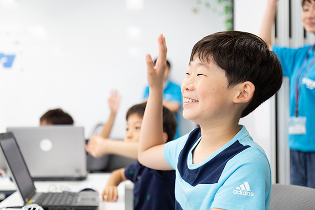 書籍「子どもの才能を引き出す最高の学びプログラミング教育」の著書で注目のプログラミングスクール「プロスタキッズ」代表の石嶋洋平さん、監修を務めたICT教育の第一人者で、佐野日本大学中等教育・高等学校ICT教育推進室室長の安藤昇先生に、プログラミングを学ぶ必要性、プログラミングによって養われる論理的思考力、2020年からの小学校のプログラミング教育必須化などについてお話をお伺いしました！シンギュラリティの起こった子供たちが生きる未来ではお金に変わる新たな価値観が生まれる！