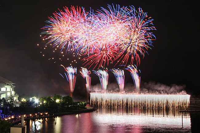 横浜・八景島シーパラダイスでは2019年2月28日（木）まで冬期ナイトイベント「Mystical Island 2018（ミスティカル アイランド）」を開催！ 光とイルカのナイトショー「LIGHTIA（ライティア）」と「冬のシーパライルミネーション」でこの冬を盛り上げます！