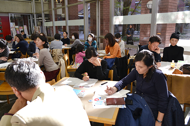 2018年11月23日（金・祝）学習院女子大学で開催した「第11回 ダヴィンチマスターズ」で「表現力を高める、思考力の鍛え方」の講演をされた、書籍『「言葉にできる」は武器になる。』の著者でコピーライターの梅田悟司さんに、「T字型思考法」を用いた子供の思考力の深め方、子供への伝え方についてインタビュー！