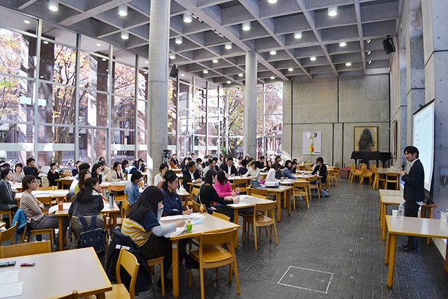 2018年11月23日（金・祝）学習院女子大学で開催した「第11回 ダヴィンチマスターズ」で「表現力を高める、思考力の鍛え方」の講演をされた、書籍『「言葉にできる」は武器になる。』の著者でコピーライターの梅田悟司さんに、「T字型思考法」を用いた子供の思考力の深め方、子供への伝え方についてインタビュー！