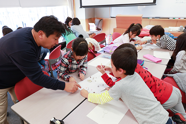 実験や観察などの体験を通じて科学や数理への興味を抱くきっかけづくりを行なう人気イベント「ダヴィンチマスターズ」第11回を、2018年11月23日（金・祝）に学習院女子大学で開催！子供たちは興味あるコンテンツを、親御さんは書籍『「言葉にできる」は武器になる。』の著書で、ジョージアのCM「世界は誰かの仕事でできている」などコピーライターとして活躍中の梅田悟司氏の保護者講演会を楽しみました！