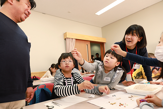 実験や観察などの体験を通じて科学や数理への興味を抱くきっかけづくりを行なう人気イベント「ダヴィンチマスターズ」第11回を、2018年11月23日（金・祝）に学習院女子大学で開催！子供たちは興味あるコンテンツを、親御さんは書籍『「言葉にできる」は武器になる。』の著書で、ジョージアのCM「世界は誰かの仕事でできている」などコピーライターとして活躍中の梅田悟司氏の保護者講演会を楽しみました！