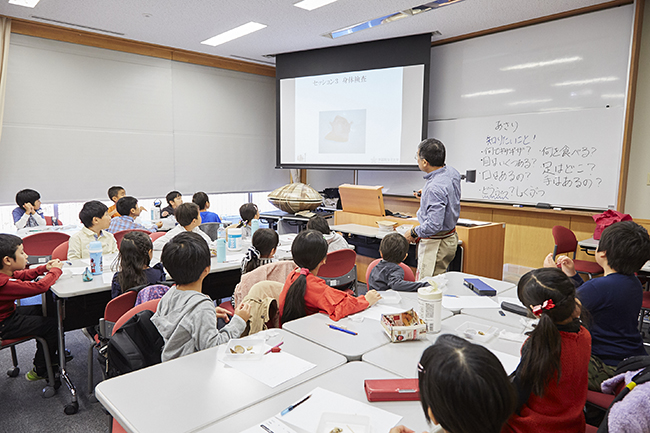 実験や観察などの体験を通じて科学や数理への興味を抱くきっかけづくりを行なう人気イベント「ダヴィンチマスターズ」第11回を、2018年11月23日（金・祝）に学習院女子大学で開催！子供たちは興味あるコンテンツを、親御さんは書籍『「言葉にできる」は武器になる。』の著書で、ジョージアのCM「世界は誰かの仕事でできている」などコピーライターとして活躍中の梅田悟司氏の保護者講演会を楽しみました！