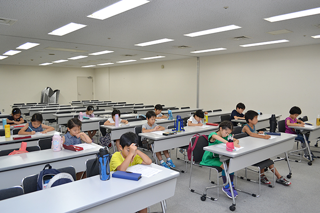 実験や観察などの体験を通じて科学や数理への興味を抱く“きっかけづくり” を行なう人気のイベント「ダヴィンチマスターズ」の第9回を、2018年8月10日(金)、横浜市のハウスクエア横浜内「住まいの情報館」で開催、たくさんの子供たちが参加しました!