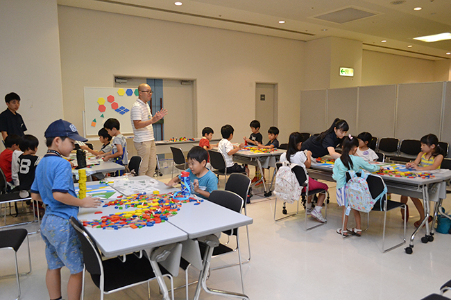 実験や観察などの体験を通じて科学や数理への興味を抱く“きっかけづくり” を行なう人気のイベント「ダヴィンチマスターズ」の第9回を、2018年8月10日（金）、横浜市のハウスクエア横浜内「住まいの情報館」で開催、たくさんの子供たちが参加しました！