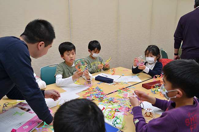 子供たち、保護者にも大好評！科学や数理イベントを行なう人気のイベント「ダヴィンチマスターズ」の第12回を2019年2月3日（日）、大阪大学 吹田キャンパス コンベンションセンターで開催！タコの解剖や絵本、顕微鏡づくりを実施！たくさんの子供たちが参加しました！