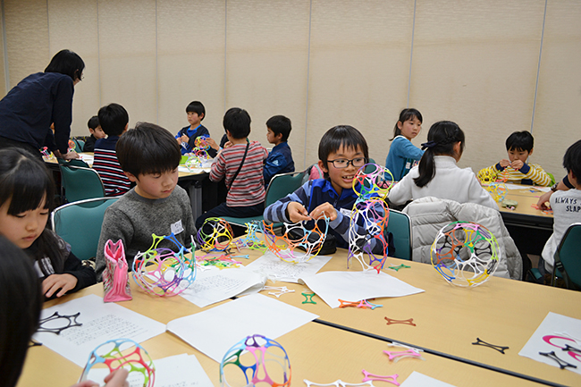 子供たち、保護者にも大好評！科学や数理イベントを行なう人気のイベント「ダヴィンチマスターズ」の第12回を2019年2月3日（日）、大阪大学 吹田キャンパス コンベンションセンターで開催！タコの解剖や絵本、顕微鏡づくりを実施！たくさんの子供たちが参加しました！