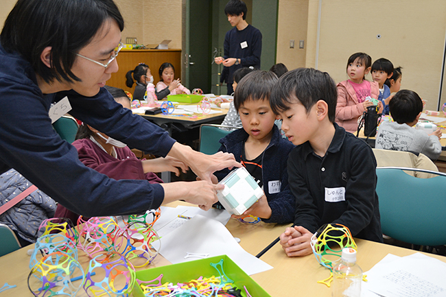 子供たち、保護者にも大好評！科学や数理イベントを行なう人気のイベント「ダヴィンチマスターズ」の第12回を2019年2月3日（日）、大阪大学 吹田キャンパス コンベンションセンターで開催！タコの解剖や絵本、顕微鏡づくりを実施！たくさんの子供たちが参加しました！