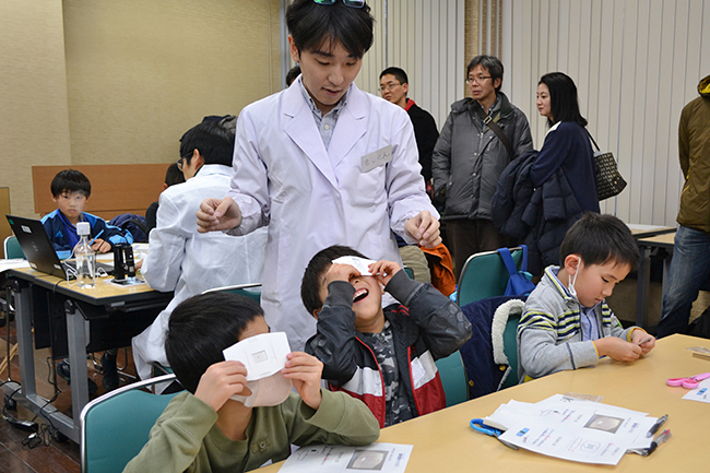 子供たち、保護者にも大好評！科学や数理イベントを行なう人気のイベント「ダヴィンチマスターズ」の第12回を2019年2月3日（日）、大阪大学 吹田キャンパス コンベンションセンターで開催！タコの解剖や絵本、顕微鏡づくりを実施！たくさんの子供たちが参加しました！