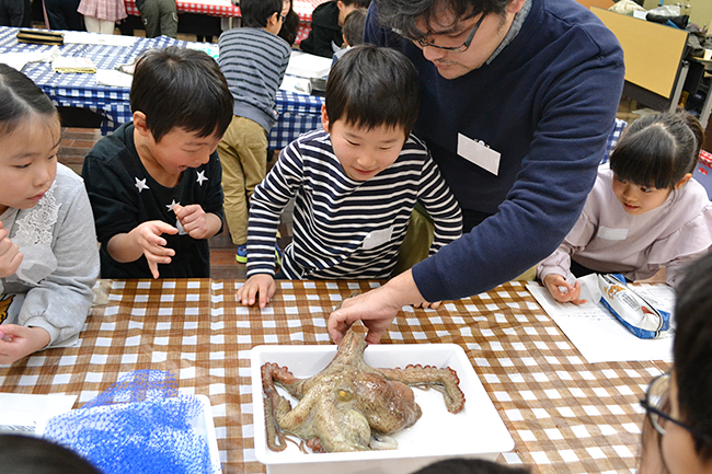 子供たち、保護者にも大好評！科学や数理イベントを行なう人気のイベント「ダヴィンチマスターズ」の第12回を2019年2月3日（日）、大阪大学 吹田キャンパス コンベンションセンターで開催！タコの解剖や絵本、顕微鏡づくりを実施！たくさんの子供たちが参加しました！