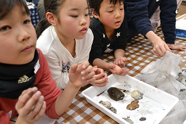 子供たち、保護者にも大好評！科学や数理イベントを行なう人気のイベント「ダヴィンチマスターズ」の第12回を2019年2月3日（日）、大阪大学 吹田キャンパス コンベンションセンターで開催！タコの解剖や絵本、顕微鏡づくりを実施！たくさんの子供たちが参加しました！