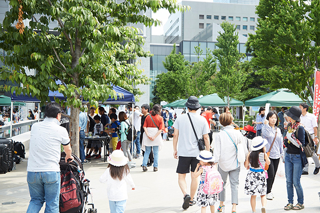 子供と一緒に楽しめる、品川シーズンテラスでは「買う」「会話する」「食べる」「体験する」ことができる都心型マルシェ「SHINAGAWA シーズンマルシェ（品川シーズンマルシェ）」を、2019年3月2日（土）から毎月第一土曜日に定期開催します。