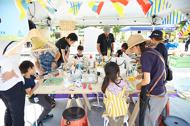 子供と一緒に楽しめる、品川シーズンテラスでは「買う」「会話する」「食べる」「体験する」ことができる都心型マルシェ「SHINAGAWA シーズンマルシェ（品川シーズンマルシェ）」を、2019年3月2日（土）から毎月第一土曜日に定期開催します。