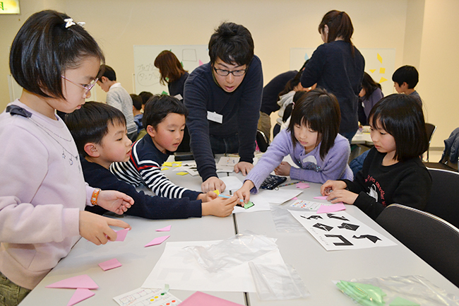 実験や観察などの体験を通じて、子供たちの科学や数理への興味を抱くきっかけづくりを行なうとともに、楽しみながら非認知能力を養う人気のイベント「ダヴィンチマスターズ」の第13回が2019年3月3日（日）ハウスクエア横浜で開催！子供たちはタングラム、生き物観察など、アート、算数、理科コンテンツを楽しみました。