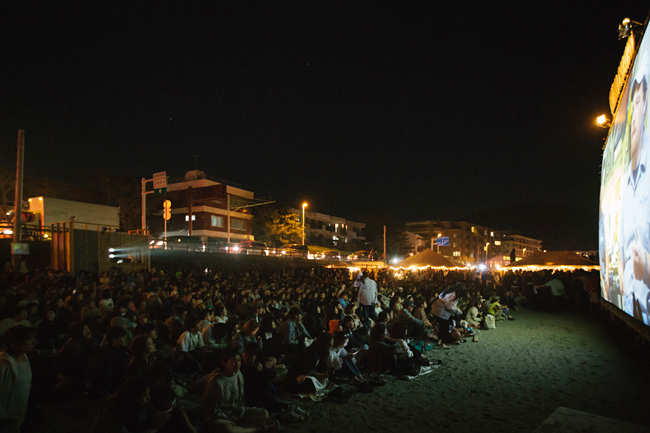 ゴールデンウィークとなる2019年4月26日（金）〜5月6日（月・祝）まで「第10回 逗子海岸映画祭」が神奈川県逗子海岸で開催！海岸での野外映画はもちろんフードや音楽、バザールやワークショップなども開催！