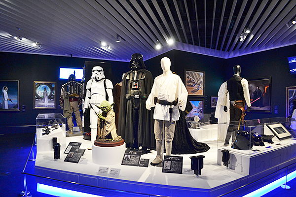 「スター・ウォーズ」のさらなる魅力に迫る『スター・ウォーズ展　未来へつづく、創造のビジョン。』が、2015年4月29日（水・祝）〜6月28日（日）まで六本木ヒルズ森タワー 52階 展望台 東京シティビューで開催！