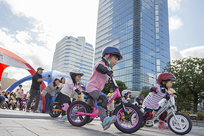 子供とそのファミリーに向けたスポーツ・アウトドアフェスティバル『第10回アクティブキッズフェスタ』が2019年4月13日（土）・14日（日）、東京有明（東京ビッグサイト前のイーストプロムナード 石と光の広場）で開催！ストライダーなどランニングバイク大会をはじめ、走り方教室、逆バンジーなど、たくさんのアトラクションも楽しめます！BMXフリースタイルのショーも！