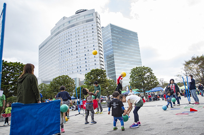 子供とそのファミリーに向けたスポーツ・アウトドアフェスティバル『第10回アクティブキッズフェスタ』が2019年4月13日（土）・14日（日）、東京有明（東京ビッグサイト前のイーストプロムナード 石と光の広場）で開催！ストライダーなどランニングバイク大会をはじめ、走り方教室、逆バンジーなど、たくさんのアトラクションも楽しめます！BMXフリースタイルのショーも！
