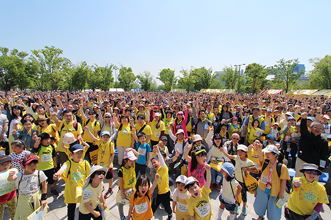 2019年4月20日（土）、アフラック生命保険株式会社が特別協賛している小児がんの啓発イベント「ゴールドリボンウオーキング2019」がお台場・シンブルプロムナード セントラル広場で開催！縁日などウォーキング以外のイベントも多数開催！さらに小児がんで闘病中の子どもたちに寄り添うアヒル型ロボット「My Special Aflac Duck（MSAD）」の紹介、タッチ＆トライも開催！