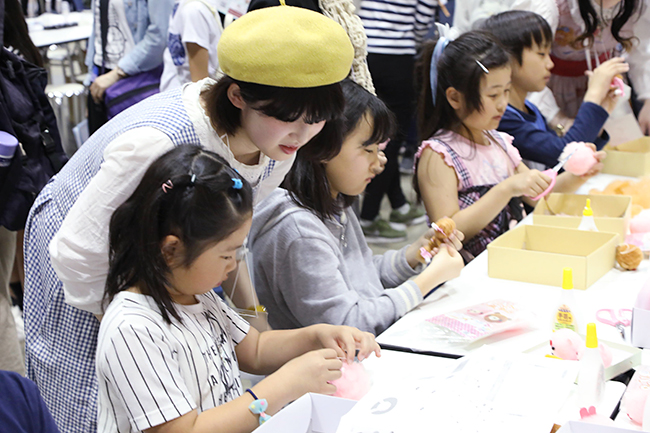 世界最大級のハンドメイドイベント「第43回 2019日本ホビーショー」が、2019年4月25日（木）〜27日（土）、東京ビッグサイトで開催！アート、アクセサリー、ソーイング、編み物、刺しゅう、クラフト、DIY、フラワーなど、685ブースが出展！子供向けワークショップも！