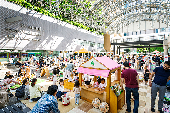 東京・港区のアークヒルズでは、ゴールデンウィークの2019年5月3日（金・祝）～5日（日・祝）、アーク・カラヤン広場にて親子で木とふれあい、森を感じる木育イベント「木とあそぼう 森をかんがえよう with more trees」を開催！子供たちが楽しめる木のおもちゃや、木を使ったワークショップがたくさん！