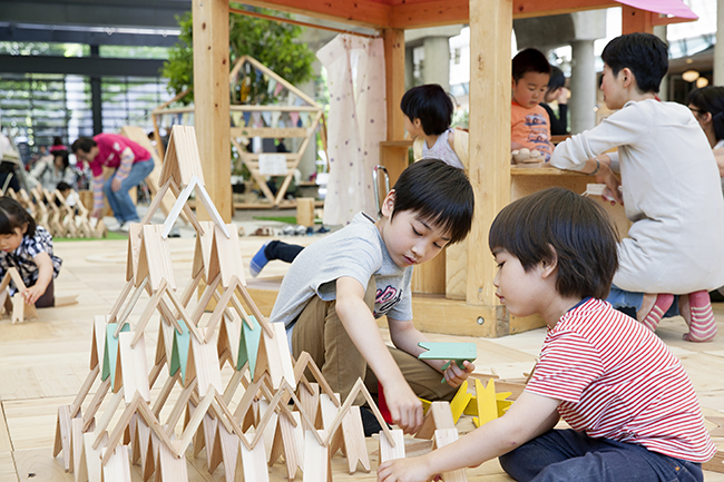 東京・港区のアークヒルズでは、ゴールデンウィークの2019年5月3日（金・祝）～5日（日・祝）、アーク・カラヤン広場にて親子で木とふれあい、森を感じる木育イベント「木とあそぼう 森をかんがえよう with more trees」を開催！子供たちが楽しめる木のおもちゃや、木を使ったワークショップがたくさん！
