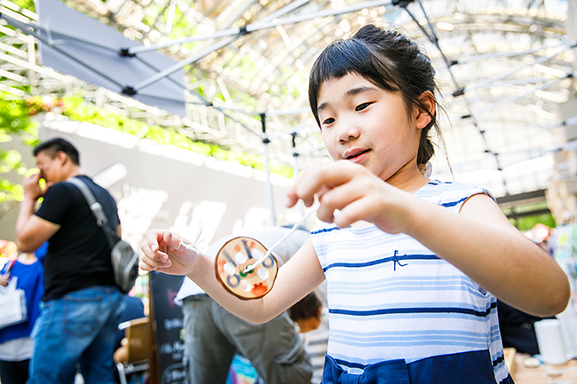 東京・港区のアークヒルズでは、ゴールデンウィークの2019年5月3日（金・祝）～5日（日・祝）、アーク・カラヤン広場にて親子で木とふれあい、森を感じる木育イベント「木とあそぼう 森をかんがえよう with more trees」を開催！子供たちが楽しめる木のおもちゃや、木を使ったワークショップがたくさん！