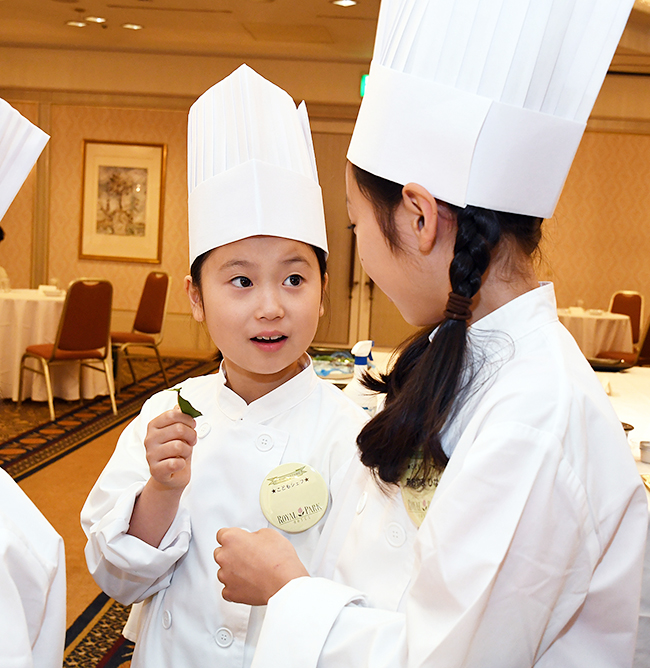 2019年5月3日（金・祝）と5日（日・祝）の2日間、東京・中央区のロイヤルパークホテルで、ホテル各部門のトップシェフ直伝の技が学べる職業体験イベント「こども体験イベント＆ホテルブッフェ」を開催！ 参加予約受付中です。子供たちがホテルシェフやパティシエになって「おもてなし」を学ぼう！