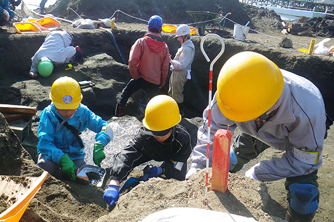 2019年6月7日（金）〜11月4日（月・振）まで、日本科学未来館で企画展「マンモス展」が開催！ 2005年の「愛・地球博」で展示され700万人が熱狂した「ユカギルマンモス」をはじめ、新しく発掘された数々の古生物の冷凍標本が世界初公開！古生物学の監修を務めた野尻湖ナウマンゾウ博物館 館長の近藤洋一さんに、「マンモス展」の見どころ、マンモス絶滅の原因、マンモス復活について、お話をお伺いしました！「マンモス展」は、子どもと一緒に親子でぜひ見て、いろいろと話し合ってほしい展覧会です！