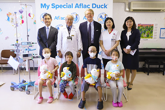 アフラック生命保険株式会社は2019年5月22日（水）、米国アフラックと米国ベンチャーのロボットメーカーが小児がんで闘病中の子どもたちのために開発したアヒル型ロボット「My Special Aflac Duck（MSAD）」を日本大学医学部附属板橋病院へ寄贈しました。