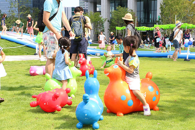 品川シーズンテラスでは、2019年7月27日（土）～28日（日）の2日間にわたり、都心に広がる緑地で子供たちが大好きなアスレチックやウォーターコンテンツが楽しめる親子向け無料イベント「品川アドベンチャーテラス2019」を開催！