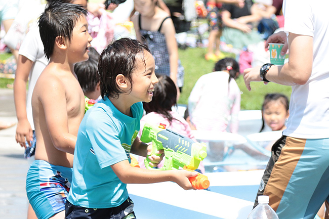 品川シーズンテラスでは、2019年7月27日（土）～28日（日）の2日間にわたり、都心に広がる緑地で子供たちが大好きなアスレチックやウォーターコンテンツが楽しめる親子向け無料イベント「品川アドベンチャーテラス2019」を開催！