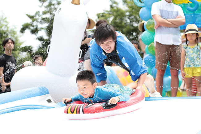 品川シーズンテラスでは、2019年7月27日（土）～28日（日）の2日間にわたり、都心に広がる緑地で子供たちが大好きなアスレチックやウォーターコンテンツが楽しめる親子向け無料イベント「品川アドベンチャーテラス2019」を開催！