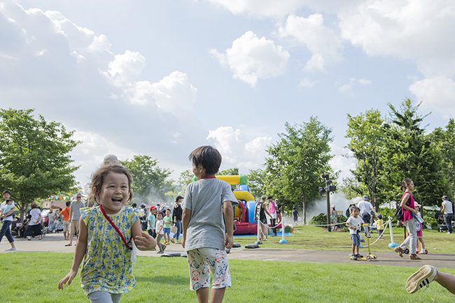 品川シーズンテラスでは、2019年7月27日（土）～28日（日）の2日間にわたり、都心に広がる緑地で子供たちが大好きなアスレチックやウォーターコンテンツが楽しめる親子向け無料イベント「品川アドベンチャーテラス2019」を開催！