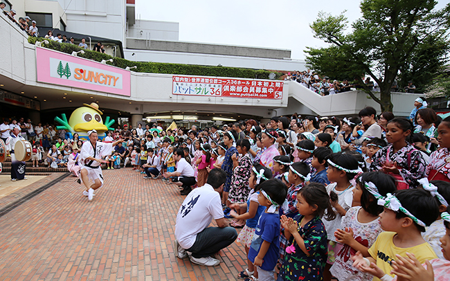 日本三大阿波踊りのひとつ「第35回 南越谷阿波踊り」が、2019年8月23日（金）＜前夜祭＞〜25日（日）の3日間、東武スカイツリーライン「新越谷」駅、JR武蔵野線「南越谷」駅周辺にて開催！