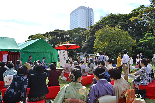 2012年10月13日（土）・14日（日）「東京大茶会2012」が浜離宮恩賜庭園で開催、行ってきました！お茶が初めての方、外国人向けの茶席など趣向を凝らしたユニークな野点も催され、子供たちをはじめ、普段、茶道に馴染みのない方もお茶の文化を楽しんでいました！