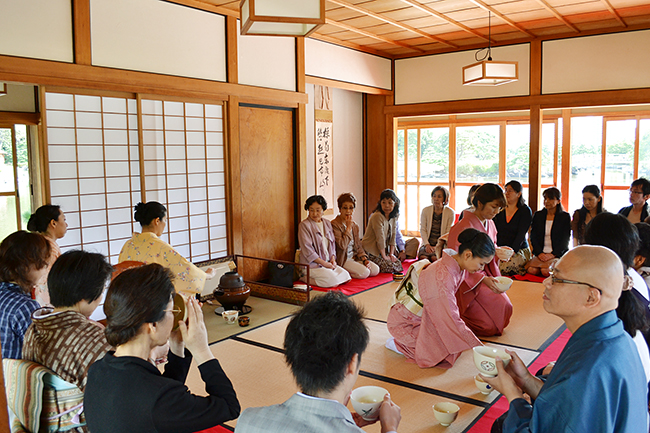 日本の伝統文化・芸能を国内外へ広く発信することを目的に、外国人や子供たちなど、誰でも気軽に参加できる大規模な茶会「東京大茶会 2019」が、2019年10月19日（土）・20日（日）に浜離宮恩賜庭園で開催！「東京大茶会」は、茶道に馴染みがない方や未経験者、小学生以下の子供も、誰でも気軽に参加できる一般の方向けのお茶会です。2019年10月5日（土）・6日（日）には江戸東京たてもの園でも開催！