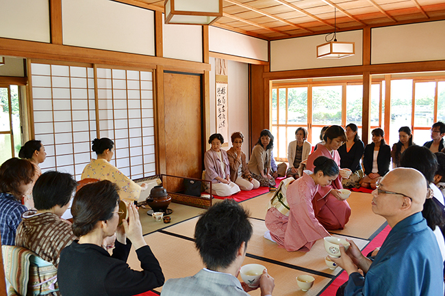 2012年10月13日（土）・14日（日）「東京大茶会2012」が浜離宮恩賜庭園で開催、行ってきました！お茶が初めての方、外国人向けの茶席など趣向を凝らしたユニークな野点も催され、子供たちをはじめ、普段、茶道に馴染みのない方もお茶の文化を楽しんでいました！